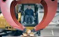 راننده‌ای که با بیل مکانیکی ساندویچ درست می‌کند! + ویدئو