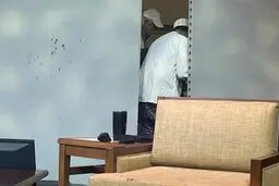 ضارب نویسنده مرتد کتاب آیات شیطانی مشخص شد | سنگ تمام آمریکا برای سلمان رشدی + جزئیات