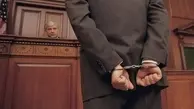 حمله غافلگیرانه مجرم به قاضی در دادگاه |‌ ویدئوی حمله
