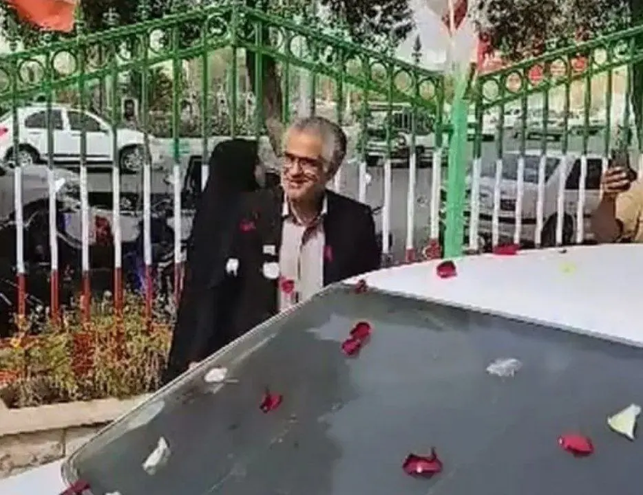 گل‌باران مدیر فرهنگ و ارشاد بوشهر، توسط هنرمندان و اهل فرهنگ برای حمایت از فستیوال کوچه + ویدئو
