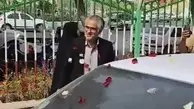 گل‌باران مدیر فرهنگ و ارشاد بوشهر، توسط هنرمندان و اهل فرهنگ برای حمایت از فستیوال کوچه + ویدئو