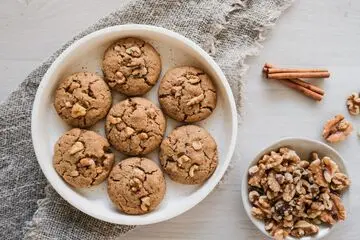 فقط با دو قلم مواد، شیرینی گردویی درست کن! | دستور پختی که باور نمی‌کنید +ویدئو
