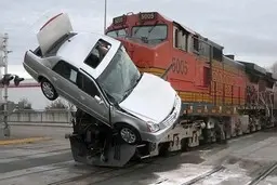 لحظه‌ی حساس خراب شدن ماشین روی ریل راه آهن و برخورد قطار با آن+ویدئو 