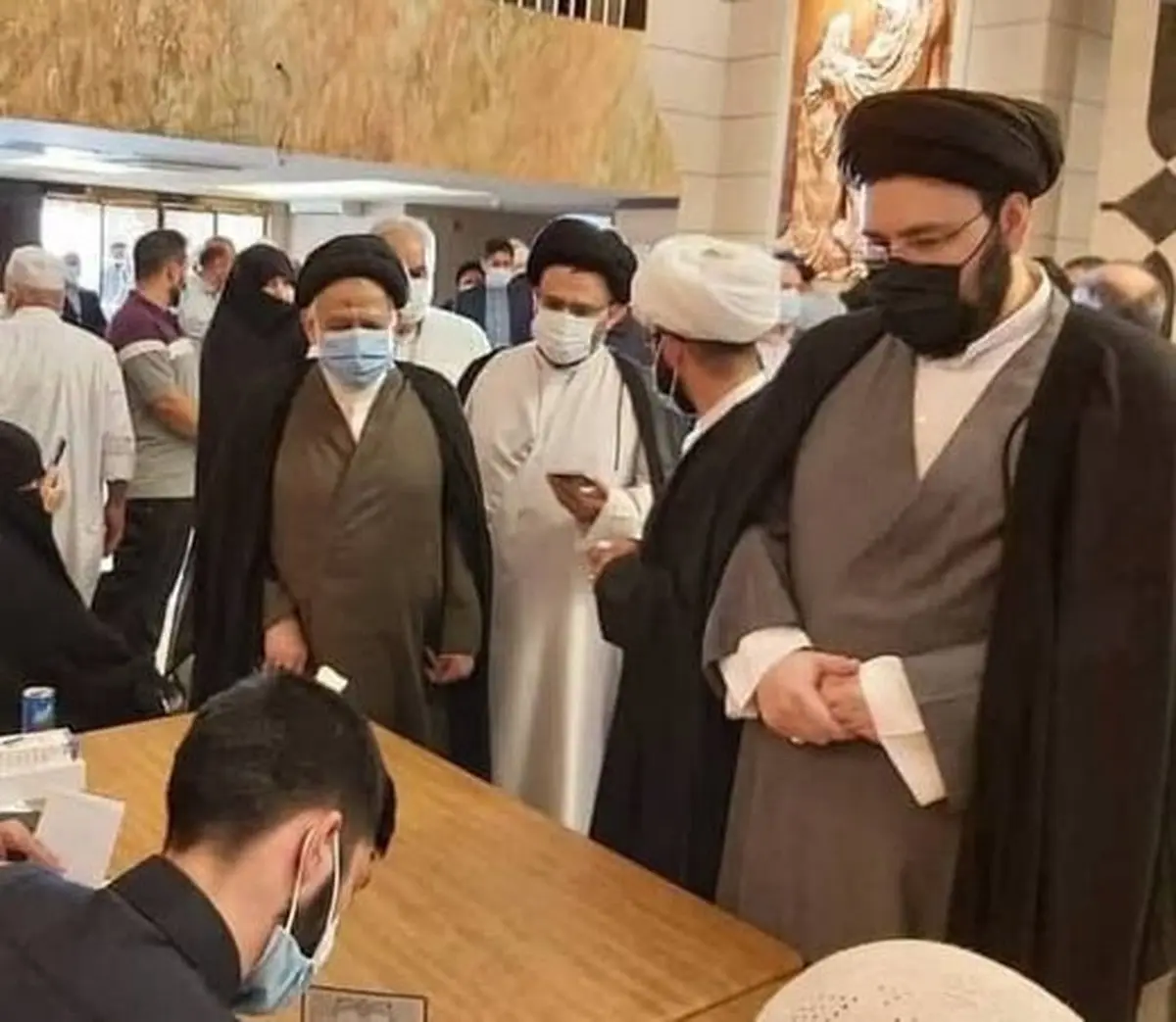 سیدعلی خمینی در نجف رأی خود را به صندوق انداخت