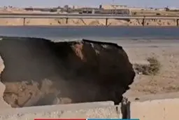 زمین اتوبانی در یزد دهن باز کرد! | فرونشست زمین مردم را به وحشت انداخت +ویدئو