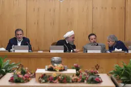 عوامل بروز تورم، از نقش دولت تا موسسات اعتباری ورشکسته | خلق روزانه نقدینگی، تورم را به 60 درصد می رساند! |  پرداخت 500 میلیارد بدهی بدهکاران توسط دولت به بانک ها