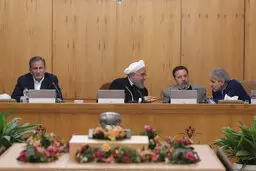عوامل بروز تورم، از نقش دولت تا موسسات اعتباری ورشکسته | خلق روزانه نقدینگی، تورم را به 60 درصد می رساند! |  پرداخت 500 میلیارد بدهی بدهکاران توسط دولت به بانک ها