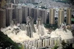  دولت چین شروع به خراب کردن خانه‌های خالی کرد + ویدئو