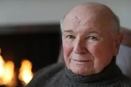 نویسنده سرشناس بر اثر کرونا درگذشت
