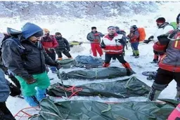 انتقال پیکر ۱۲ جانباخته حادثه سقوط بهمن در ارتفاعات تهران به پزشکی‌قانونی