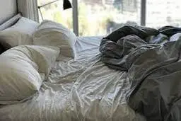 رختخواب را شلخته جمع نکن! |  ترفند جمع کردن پتوی رختخواب به شکل بالشت! +ویدئو