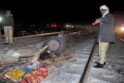 25 کشته در تصادف قطار با اتوبوس در پاکستان 