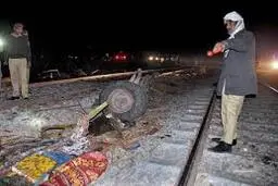 25 کشته در تصادف قطار با اتوبوس در پاکستان 