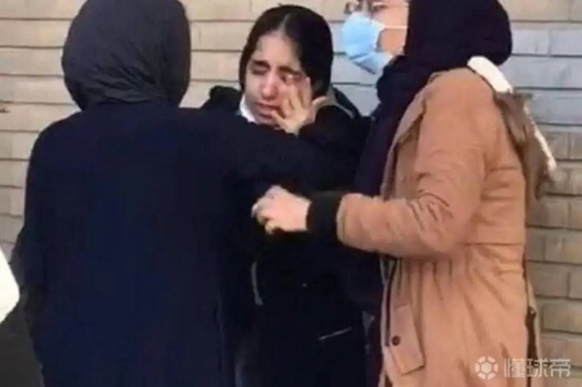 زنان پشت در بسته ورزشگاه مشهد | احضار وزیر رئیسی به مجلس