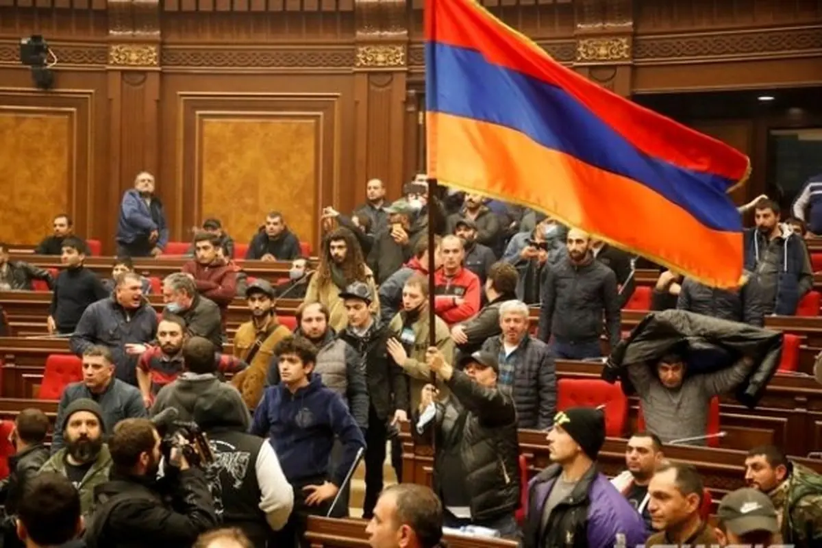 پارلمان ارمنستان به دست معترضان افتاد