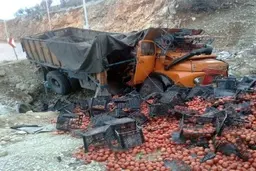 از چپ کردن کامیون تا یاری رساندن مردم شریف ایران + ویدئو