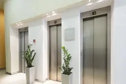 قطعی برق در آسانسور؟ این روش‌ها نجات‌بخش شما هستند! | اگر در آسانسور گیر افتادید و برق رفت، چطور جان سالم به‌در ببرید؟

