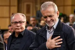 روزنامه جمهوری اسلامی: مسئولی که به قطب جنوب سفر کرد، سزای عملش را دید؛ با رئیس بانک مرکزی که گفته بود برای عیدی، سکه می‌دهد، چه می‌کنید؟