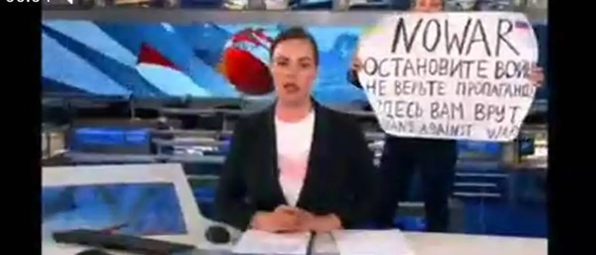 اعتراض ضدجنگ در پخش زنده تلویزیون روسیه!+ ویدئو 