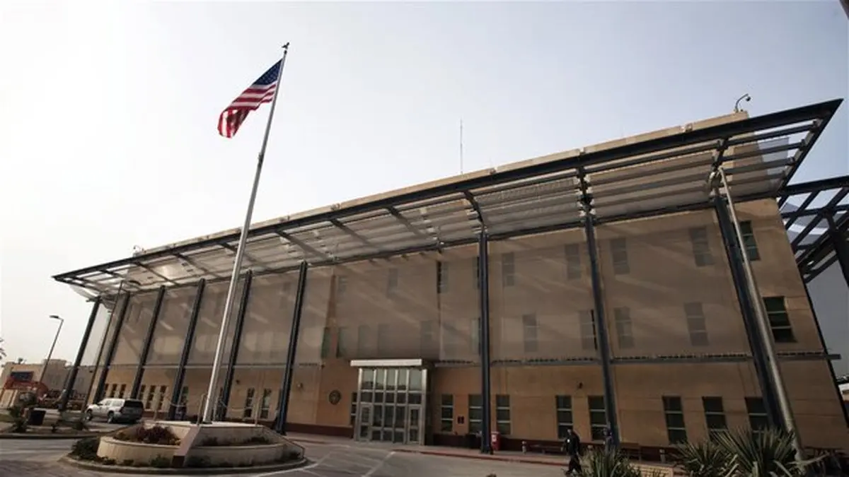 وال استریت ژورنال: آمریکا به جای بستن سفارتش در بغداد، تعدادی از کارمندان را از سفارت خارج می کند