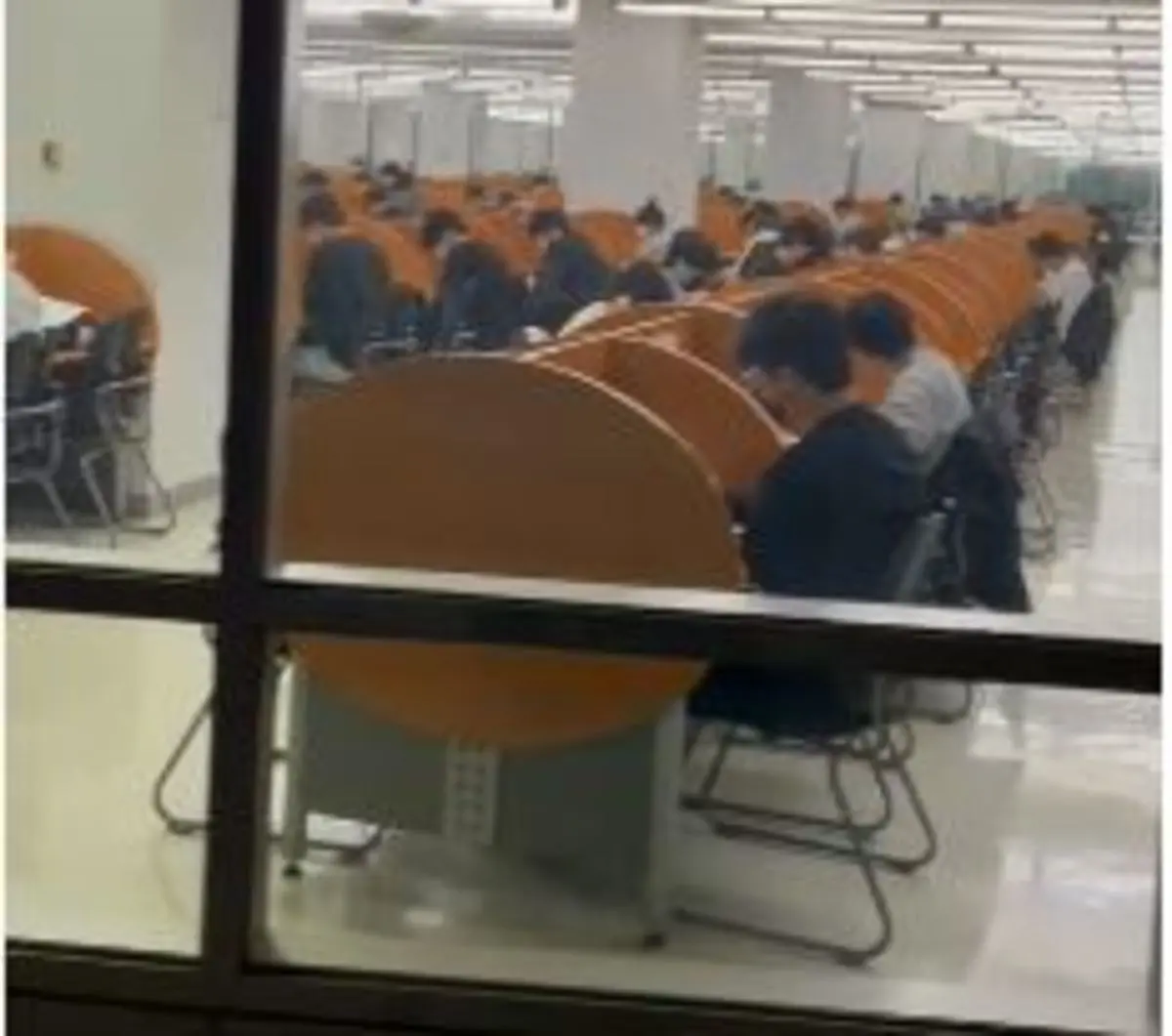 وضعیت کتابخانه دانشگاهی در روز تعطیل + ویدیو