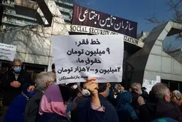 تجمع اعتراضی بازنشستگان تأمین اجتماعی:‌ سفره‌هایمان خالی‌تر و کوچکتر شد (+عکس)