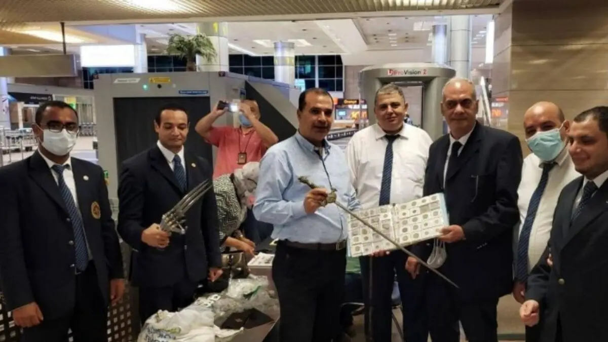  قاچاق  |  مسافری با انواع سلاح در فرودگاه قاهره دستگیر شد.