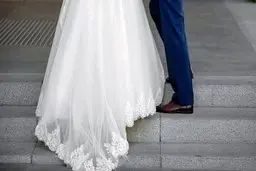 فرار عروس و داماد از پنجره‌ی ویلا! | پول عروس و داماد ته کشید!