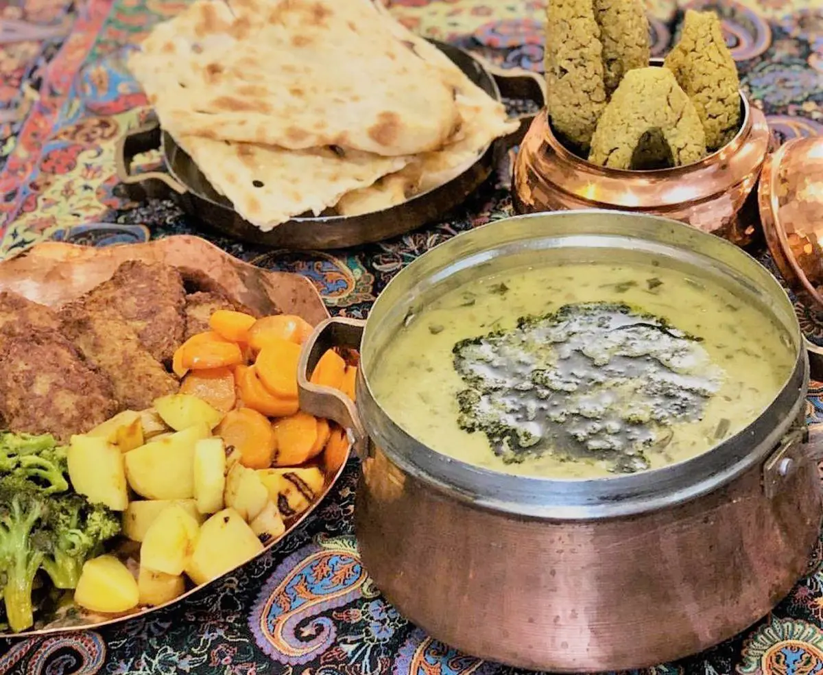 به جای دوغ از کشک برای آش دوغ استفاده کن | طرز تهیه آش دوغ ملایری +ویدئو
