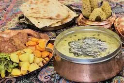 به جای دوغ از کشک برای آش دوغ استفاده کن | طرز تهیه آش دوغ ملایری +ویدئو