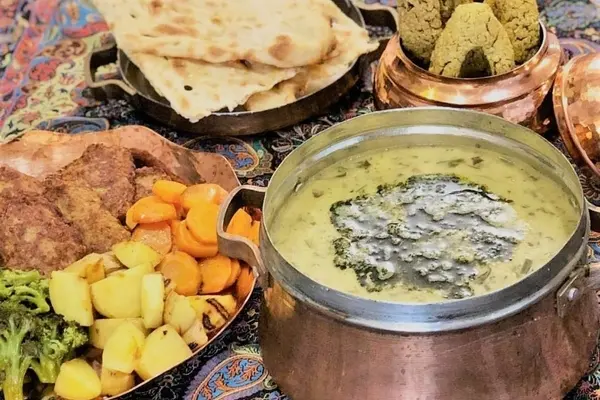 به جای دوغ از کشک برای آش دوغ استفاده کن | طرز تهیه آش دوغ ملایری +ویدئو
