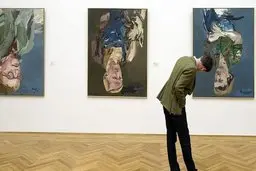 آثار مشهوری که اشتباها به صورت وارونه روی دیوار نصب شدند! | معنای جدیدی که مردم به آنها دادند!