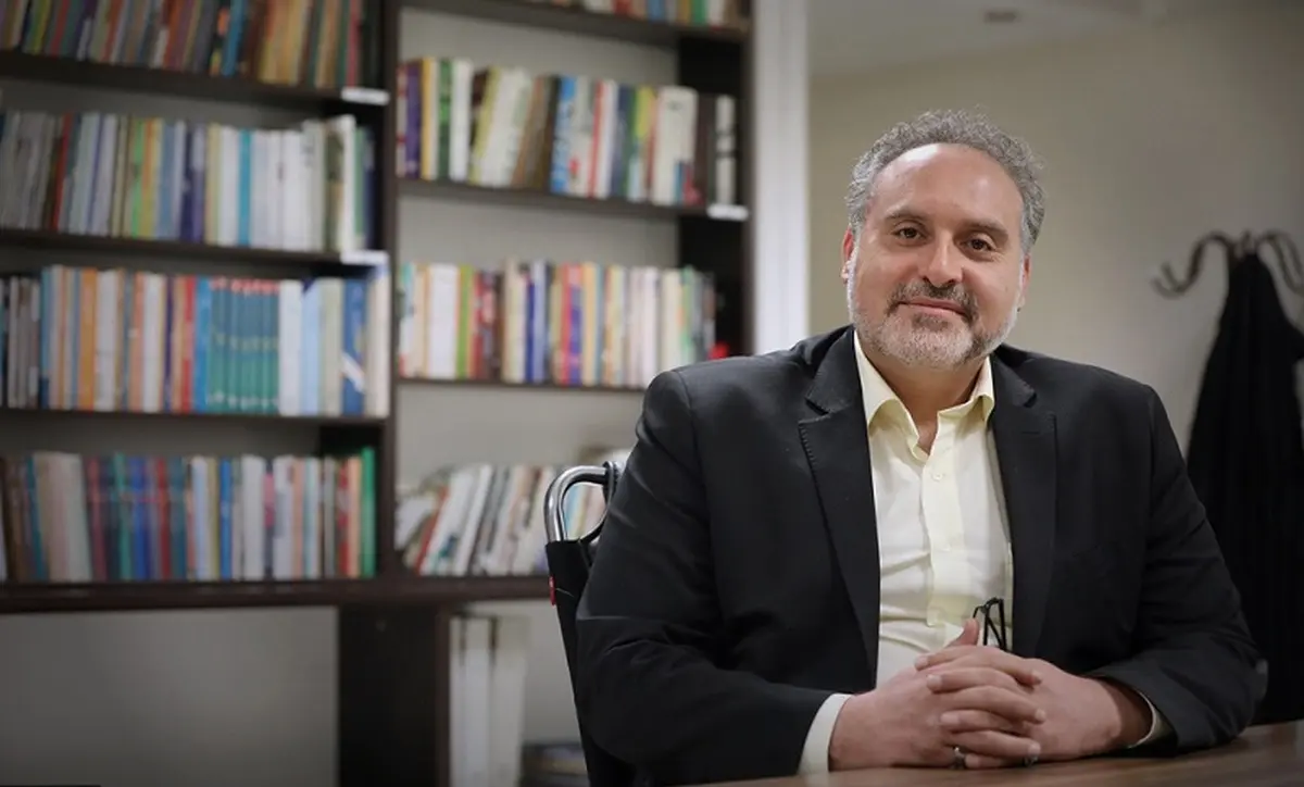 فراخوان «افشین علا» به شاعران جهان/ دیپلمات‌ها نمی‌توانند؛ شما معنی «جنگ و صلح» را بازگردانید 