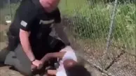 پلیس آمریکا یک دختر خردسال سیاه پوست را زیر مشت و لگد گرفت+فیلم
