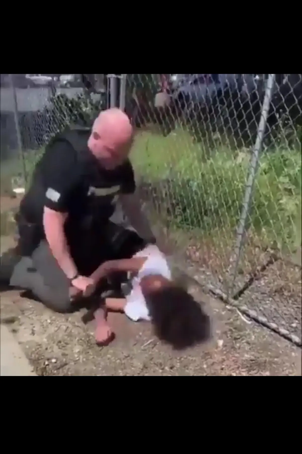 پلیس آمریکا یک دختر خردسال سیاه پوست را زیر مشت و لگد گرفت+فیلم