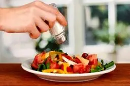 مرگ زودرس در انتظار این افراد! | رابطه بین افزودن نمک به غذا و مرگ زودرس