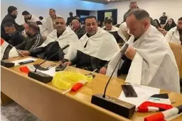 حضور نمایندگان «صدر» با کفن و لباس نظامی در پارلمان عراق