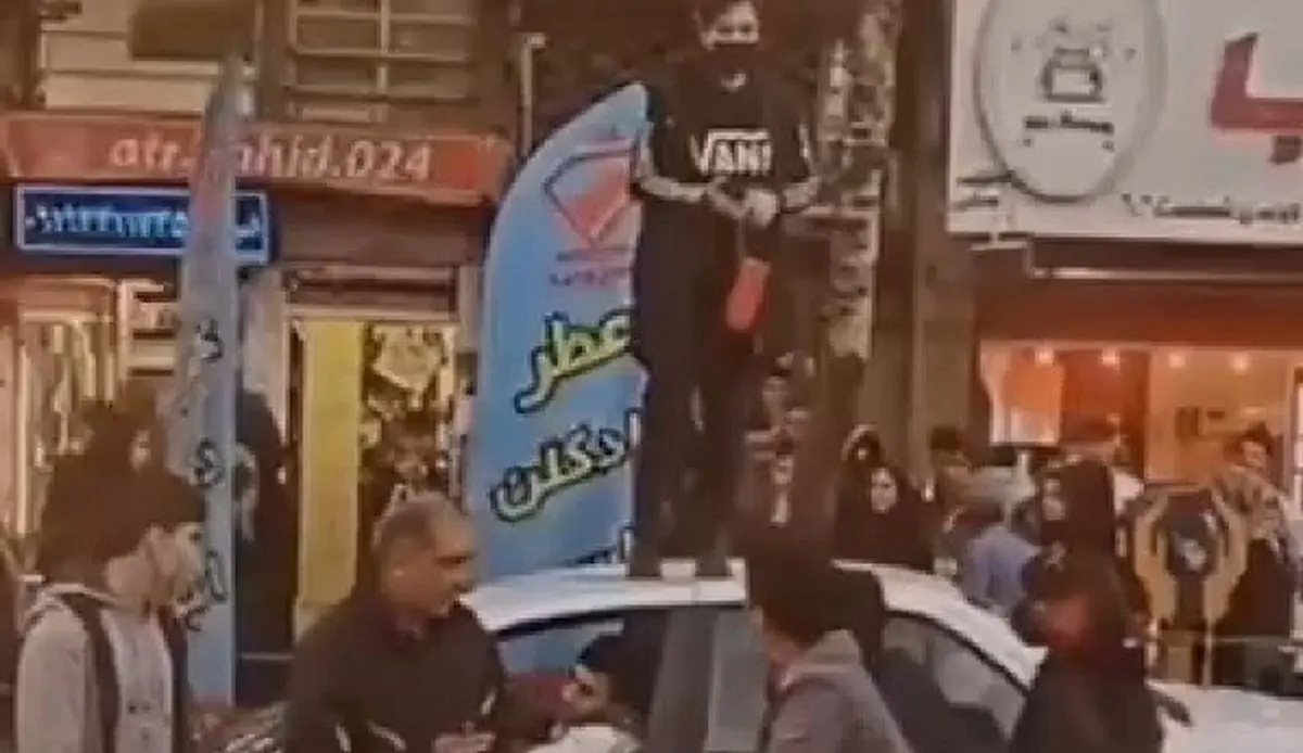  ندا زنده است! | دختری که شعارهای نا به هنجار بر روی ماشین پلیس نوشته بود
