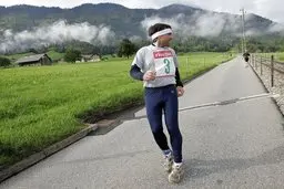 رو به عقب پیاده روی کنید ! | فواید شگفت انگیز پیاده‌روی رو به عقب