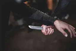 پشت لبخند این مرد پاکستانی چه دردی نهفته است؟ | حرکات حیرت‌انگیز و خطرناک یک ورزشکار پاکستانی با چاقو+ویدئو