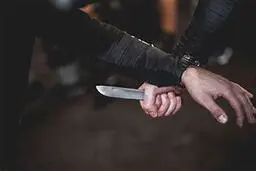 پشت لبخند این مرد پاکستانی چه دردی نهفته است؟ | حرکات حیرت‌انگیز و خطرناک یک ورزشکار پاکستانی با چاقو+ویدئو