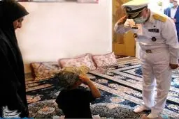 حادثه شناور کنارک  | دیدار امیر دریادار حسین خانزادی با خانواده  شهید ناواستوار دوم سید حامد جعفری