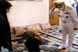 حادثه شناور کنارک  | دیدار امیر دریادار حسین خانزادی با خانواده  شهید ناواستوار دوم سید حامد جعفری