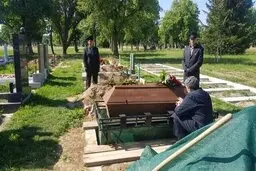 به خاک سپرده شدن پیکر مهدی اخوان لنگرودی در غربت 