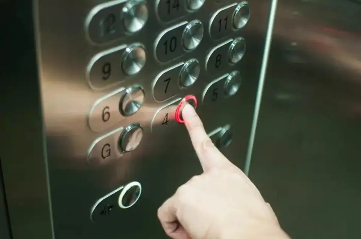  رعایت چند نکته‌ی ساده برای جلوگیری از انتقال ویروس کرونا در آسانسور