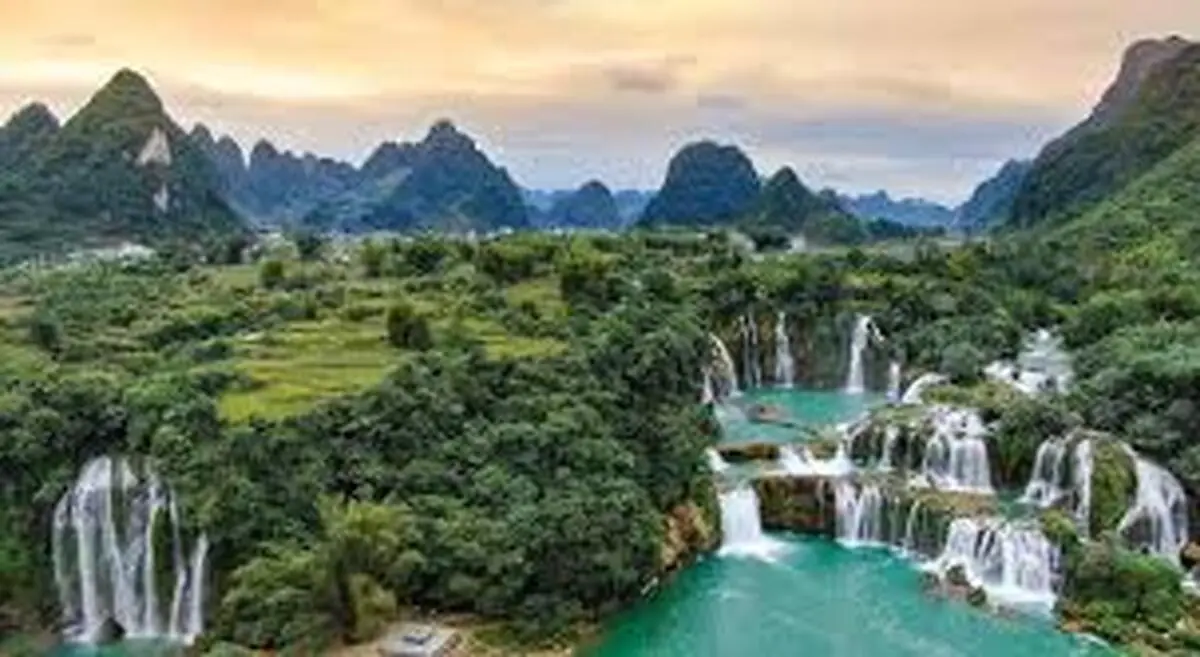 نمایی سحرآمیز از پهن‌ترین آبشار چین | مناظر خیره‌کننده از طبیعت آسیا +ویدئو