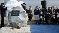 عکس | رونمایی از سنگ یادبود قربانیان پرواز ۷۵۲ هواپیمایی اوکراین در کی‌یف