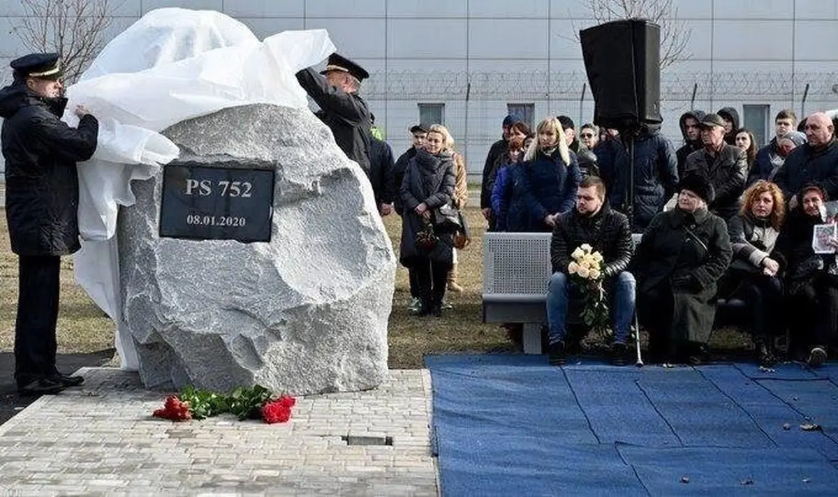 عکس | رونمایی از سنگ یادبود قربانیان پرواز ۷۵۲ هواپیمایی اوکراین در کی‌یف