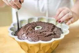 یه عمر قالب کیک رو اشتباه چرب میکردیم! | ۳ روش جالب برای نچسبیدن کیک به قالب موقع پختن! + ویدئو