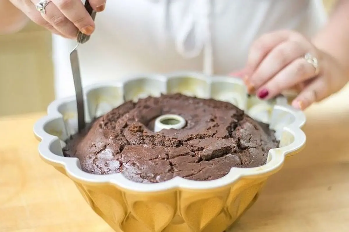 یه عمر قالب کیک رو اشتباه چرب میکردیم! | ۳ روش جالب برای نچسبیدن کیک به قالب موقع پختن! + ویدئو